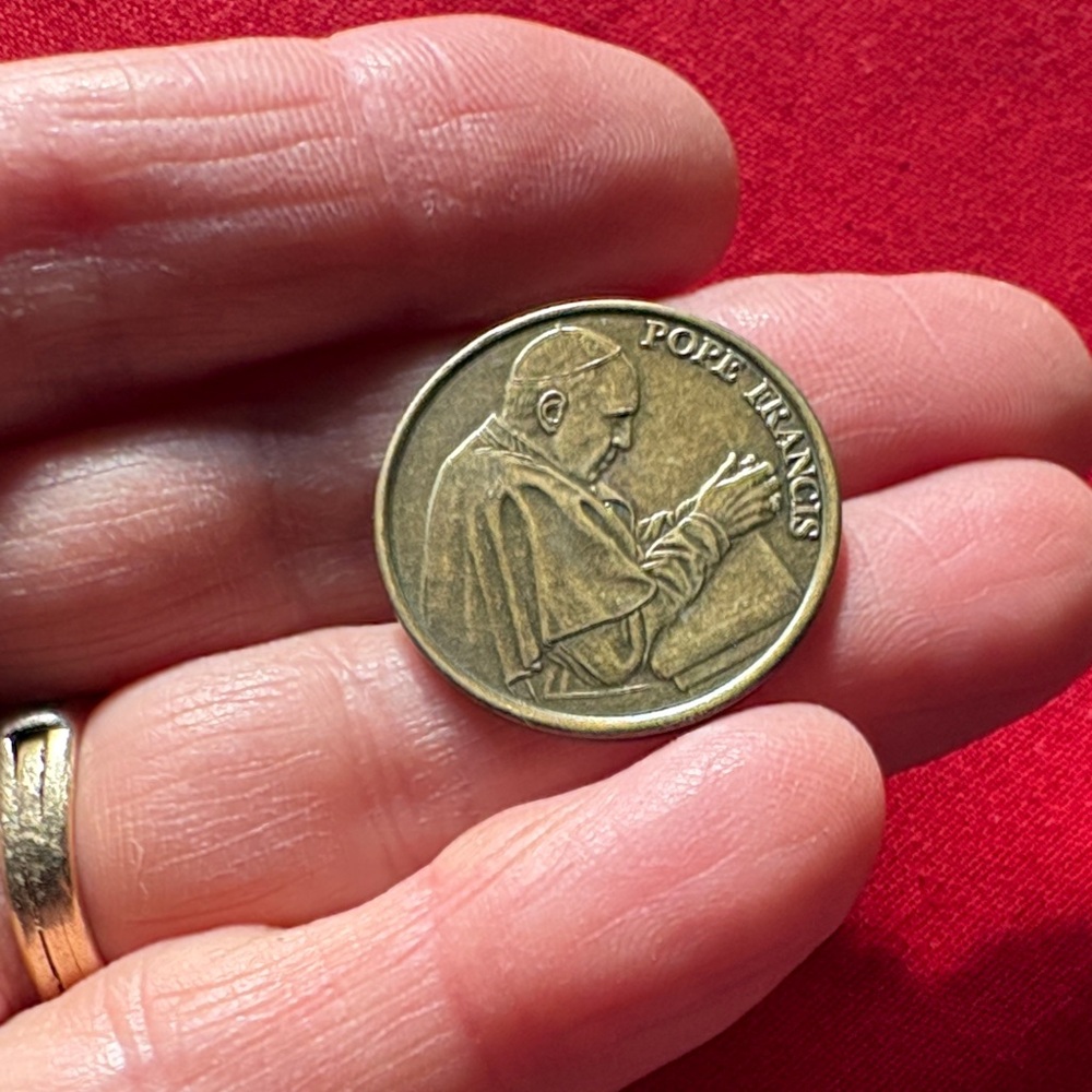 Pope Francis Commemorative Coin - Gold hands in prayer